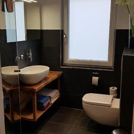 Stadtnahe Mit Garten Und Parkplatz شقة *