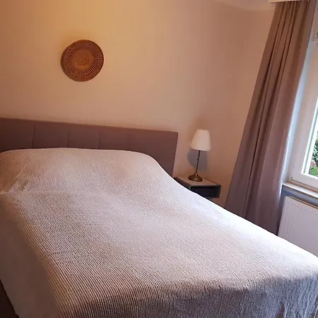 Stadtnahe Mit Garten Und Parkplatz شقة *